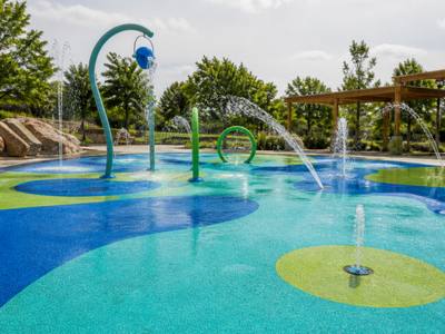 Rubber safety surfacing around a splash pad